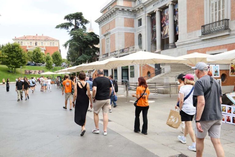 Visita privada sin colas al Palacio Real y al Museo del Prado y paseo por el centro de Madrid