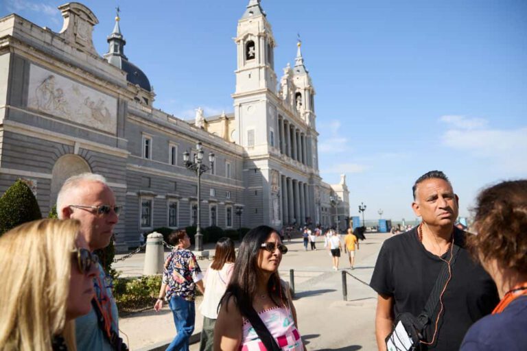 Visita a pie y al Palacio Real de Madrid semiprivada con entradas sin colas