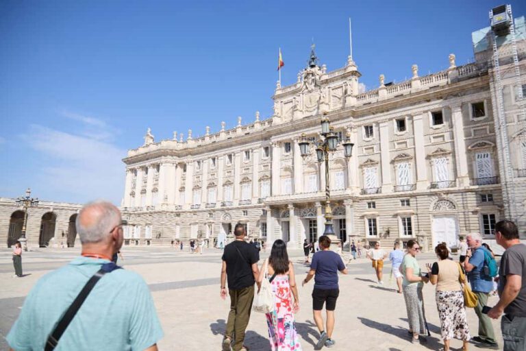 Visita Guiada sin colas al Palacio Real y tour por el casco antiguo de Madrid
